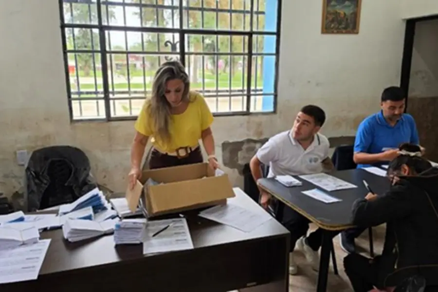 Funcionarios públicas estuvieron este jueves en La Madrid. COMUNICACIÓN PÚBLICA