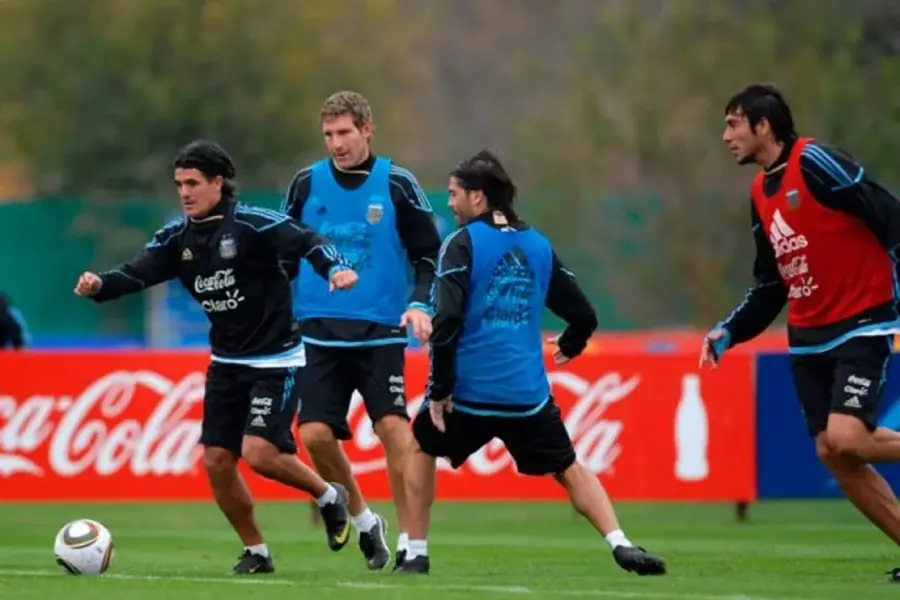 LEYENDAS. Ariel Ortega conduce la pelota ante la mirada de Martín Palermo y Juan Pablo Pereyra. El ex Atlético ingresó en el segundo tiempo por el histórico delantero de Boca en la victoria de Argentina sobre Haití.