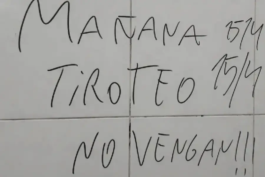 Las pintadas aparecieron en los baños de los establecimientos tucumanos. FOTO ENVIADA POR UN LECTOR