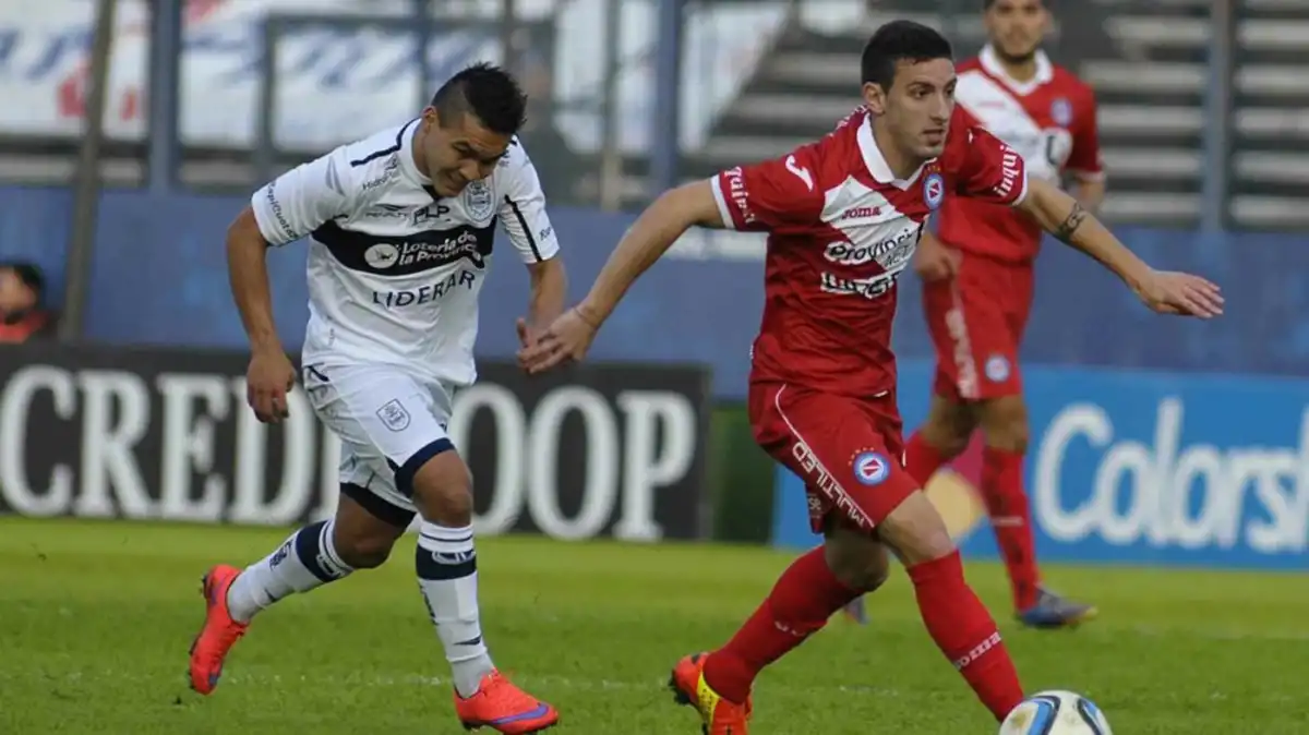 PROMESA DE LA PATERNAL. Ham traslada la pelota durante sus comienzos en Argentinos; el volante era reconocido como uno de los volantes con mayor proyección en el fútbol argentino.