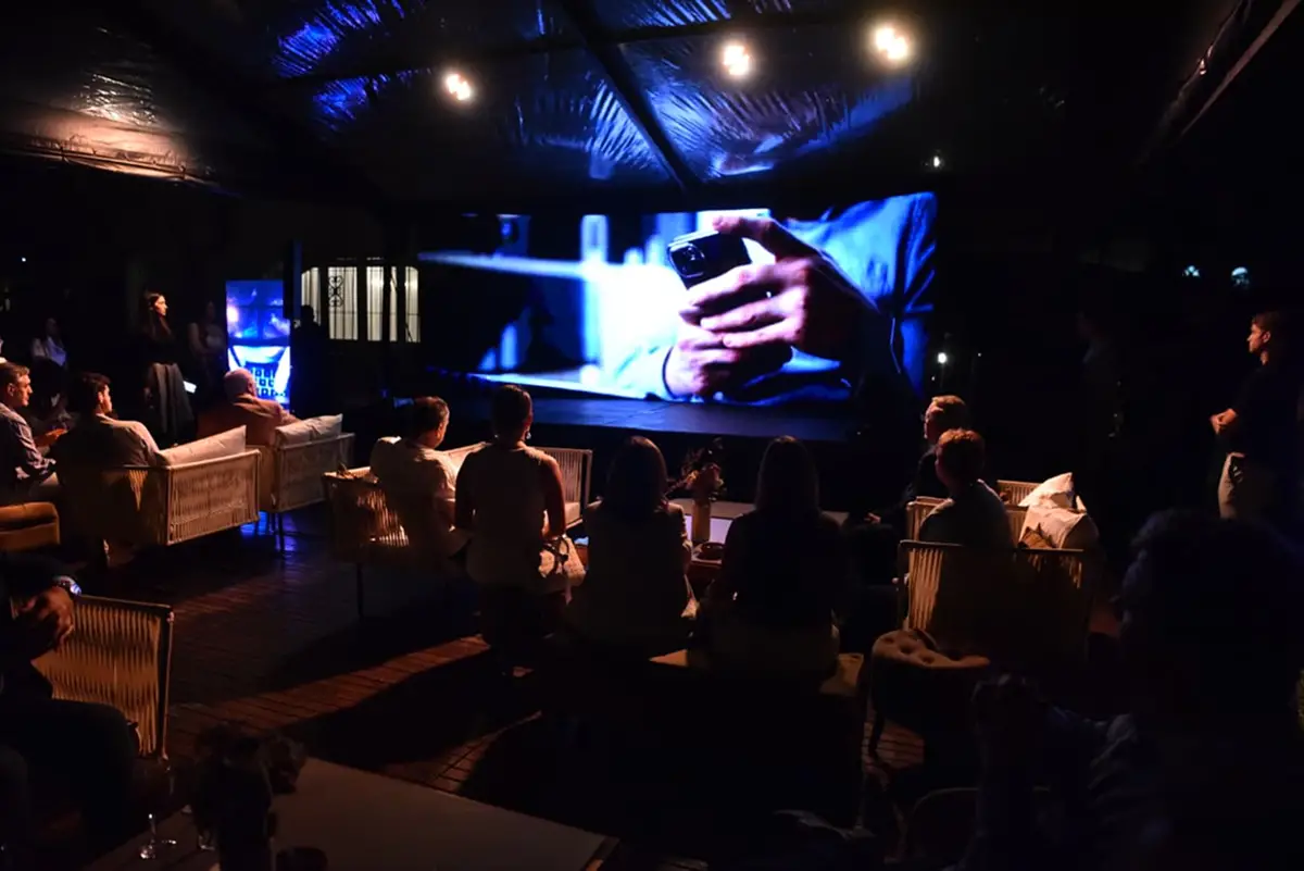 EL VIDEO DE PRESENTACIÓN. En una casona de Yerba Buena, entre sillones, cócteles y un público inquieto, la inteligencia artificial dejó de ser tendencia para volverse urgencia. / LA GACETA, OSVALDO RIPOLL