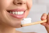 Cepillarse los dientes: ¿es mejor antes o después del desayuno, según expertos?