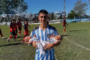 Trabaja como inspector de tránsito, juega en Marapa y acaba de ser padre de gemelos