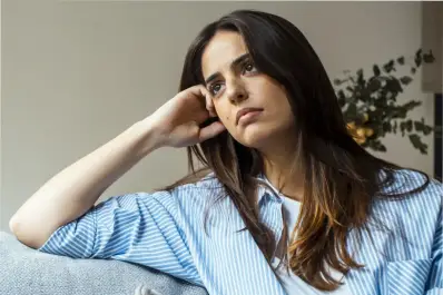 Pensar de más puede acortarte la vida: el preocupante hallazgo de la Universidad de Yale