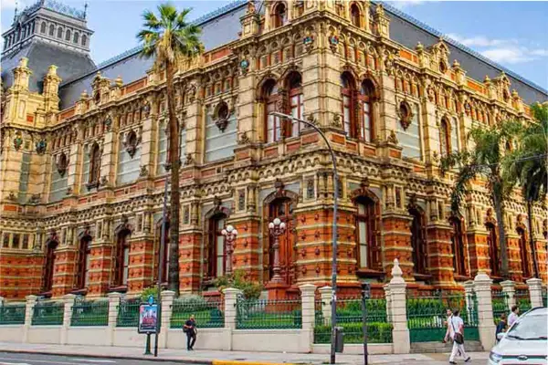 El tanque de agua más grande de América está en Argentina: la historia del palacio que lo esconde