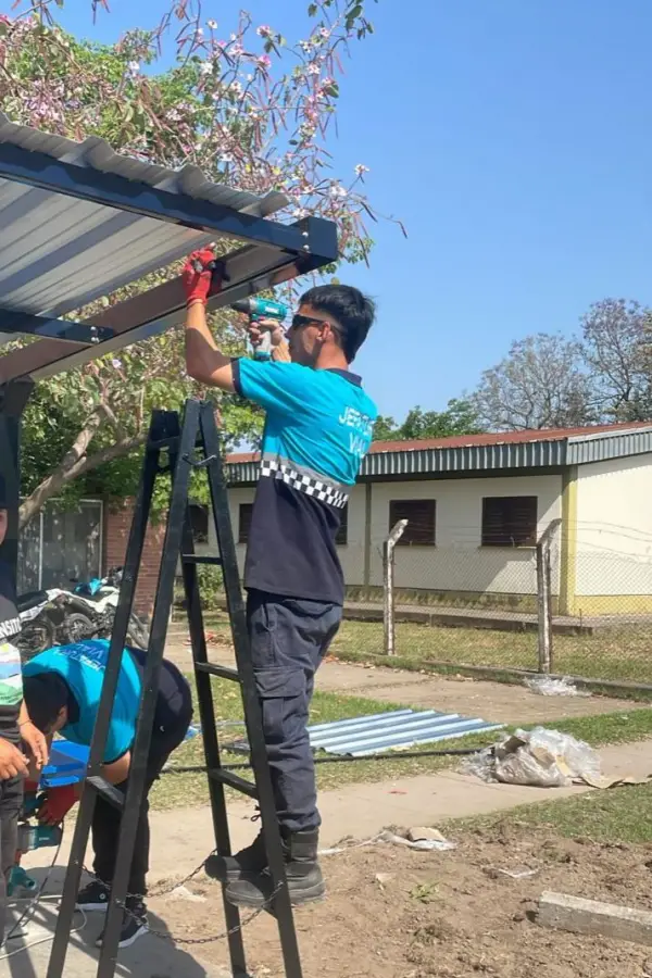 Trabaja como inspector de tránsito, juega en Marapa y acaba de ser padre de gemelos