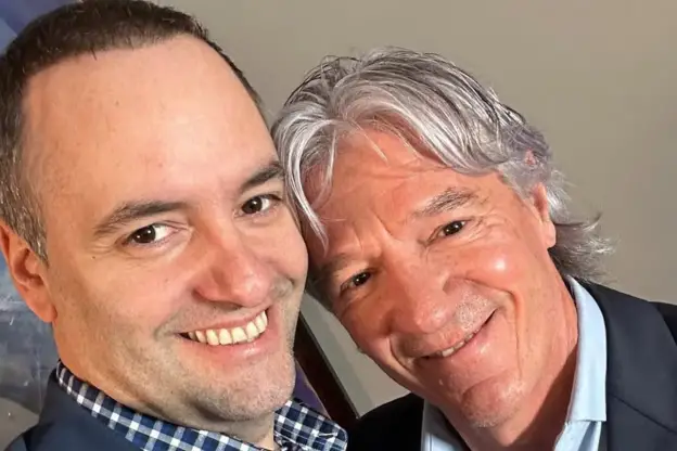 Qué dicen los contratos entre la TV Pública y la productora vinculada a un amigo de Adorni