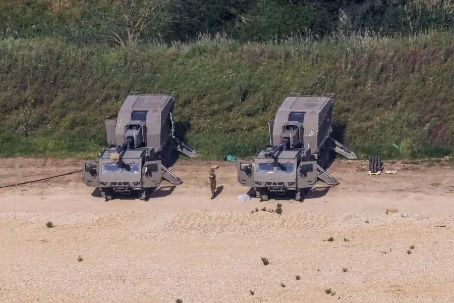 ARTILLERÍA. Soldados israelíes junto a vehículos blindados en Alta Galilea.