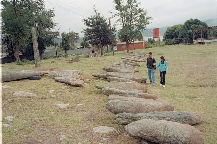 Recuerdos fotográficos: 2002. Los menhires vuelven a La Sala y a los sitios originales