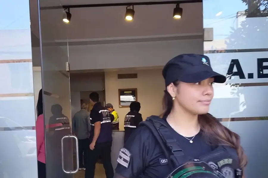 LA POLICÍA EN EL LUGAR. Buscan documentación clave para la causa.