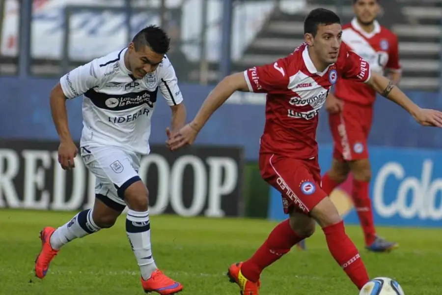 PROMESA DE LA PATERNAL. Ham traslada la pelota durante sus comienzos en Argentinos; el volante era reconocido como uno de los volantes con mayor proyección en el fútbol argentino.
