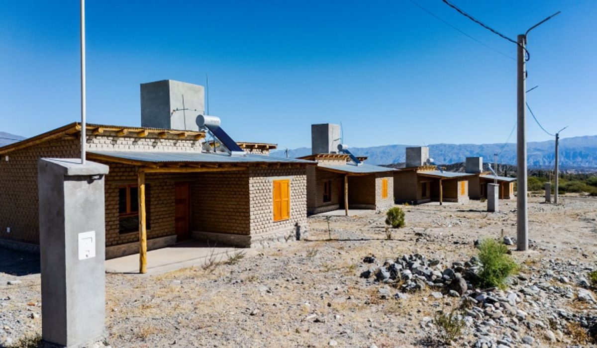 Osvaldo Jaldo entregó 24 viviendas en Amaicha del Valle
