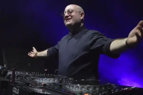 El cura DJ hace vibrar Plaza de Mayo con un show multitudinario en homenaje al Papa Francisco