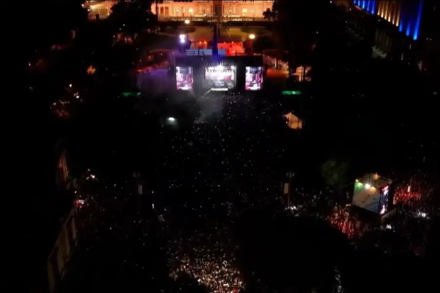 El cura DJ hizo vibrar Plaza de Mayo con un show multitudinario en homenaje al Papa Francisco