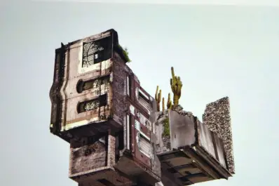 Casas que flotan, torres imposibles y dos paisajes entrelazados: los Valles y la ciudad