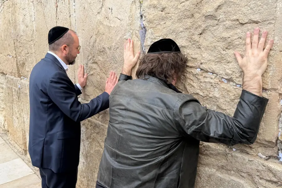 Javier Milei estuvo en el Muro de las Lamentaciones. FOTO X @JMilei