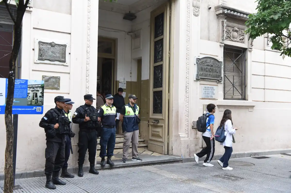 AMENAZAS DE TIROTEOS Operativo en la escuela Normal LA GACETA / FOTOS ANALÍA JARAMILLO