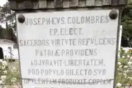 Recuerdos fotográficos: la placa con erratas del busto del Obispo Colombres