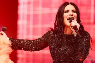 Laura Pausini frenó el show y apuntó contra el público VIP: Pagan mucho, pero no saben las canciones