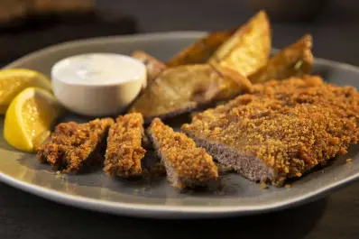 Milanesas crocantes sin usar aceite en 10 minutos: el secreto para lograr un rebozado impecable