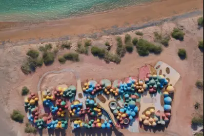 La isla que iba a ser el próximo paraíso turístico y la guerra la convirtió en refugio de bombas