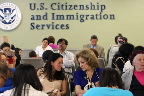 Una ley que propone Trump establece obstáculos para el voto de mujeres y personas trans