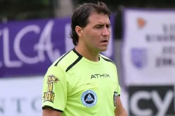 Quién era el árbitro del VAR en el Superclásico: hermano de un ex jugador de Boca y con raíces de “familia xeneize”