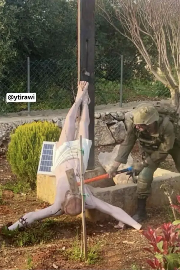 “FIABILIDAD”. El ejército israelí investiga la foto de un soldado rompiendo una imagen de Cristo, en Líbano.