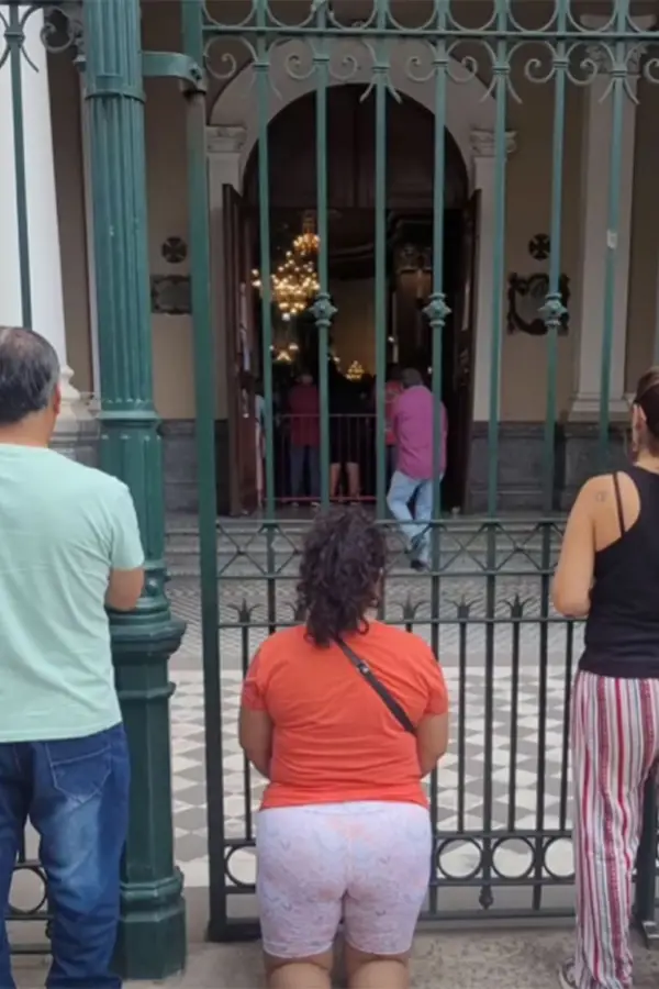 DESDE TEMPRANO. Los fieles rezando en Sagrado Corazón.