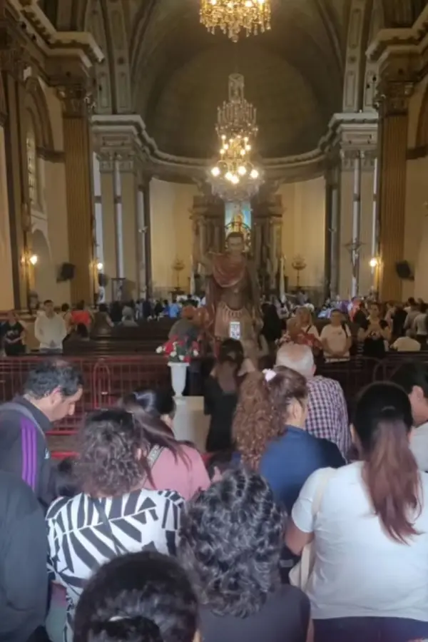 ADENTRO. La iglesia con los fieles ya sentados.