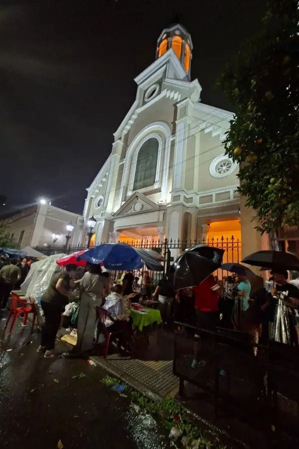 PARAGUAS Y EL REFUGIO. La iglesia del Sagrado Corazón, anoche.