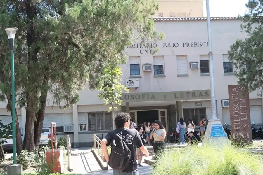 Estudiantes y docentes protagonizaron este lunes un “ruidazo” en la Facultad de Filosofía y Letras