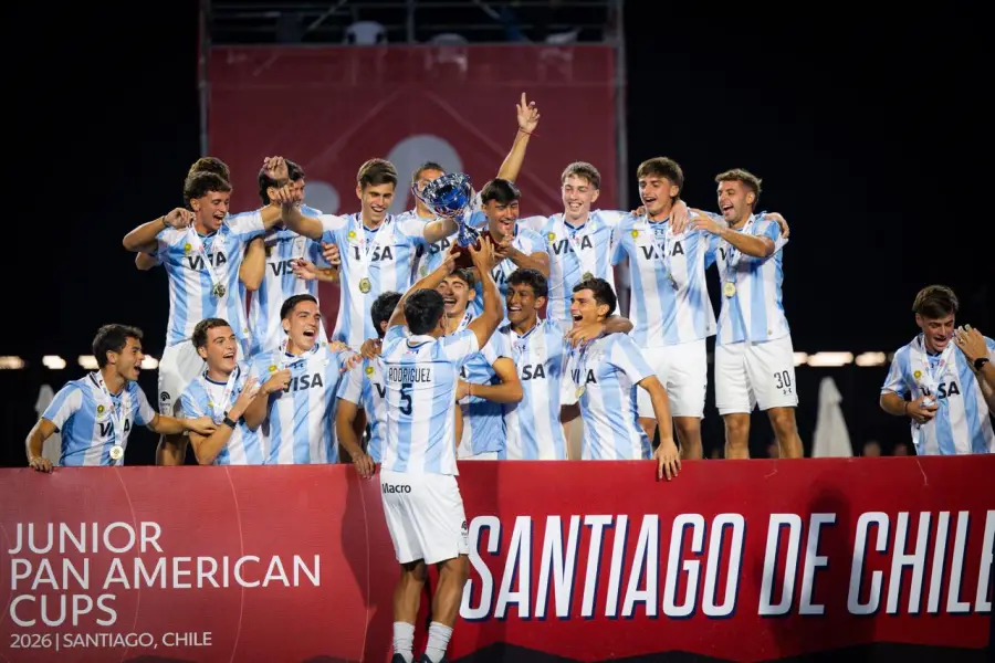 GLORIA. Los Leoncitos levantan la copa en Santiago de Chile después de conquistar el oro panamericano y celebrar una nueva vuelta olímpica continental.