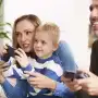 Videojuegos en familia: un estudio revela que derriban el estereotipo del vicio y democratizan la crianza