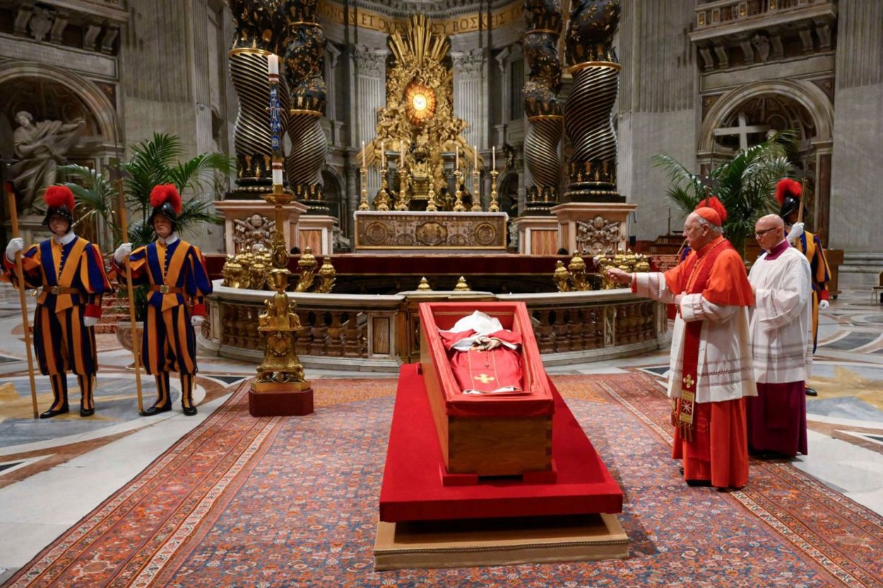 EL FINAL. El deceso ocurrió el lunes 21 de abril de 2025, a la edad de 88 años; su cuerpo fue expuesto por tres días en la Basílica de San Pedro.