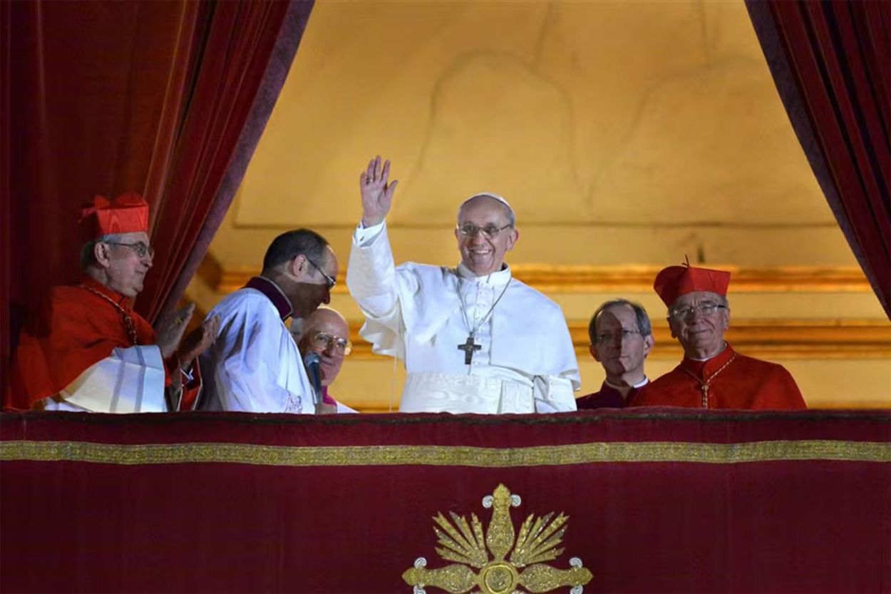 ANTE EL MUNDO. Fue elegido Papa el 13 de marzo de 2013, y ese día se asomó sonriente al balcón central de la Basílica de San Pedro.