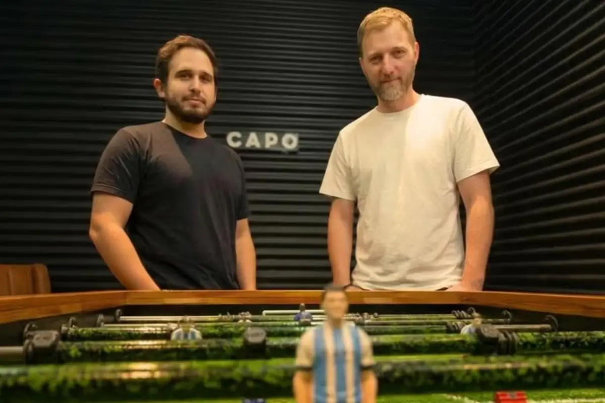 EL METEGOL. Juan Martín Uncal y Brian Gines Margenet reversionaron el metegol. En el Capocannoniere los jugadores se mueven también en diagonal, tiene césped sintético y estética artesanal. / CAPOCANNIONERE