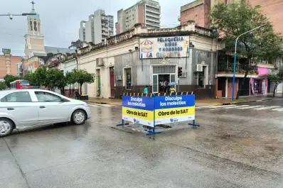 Un concejal streamer, carteles con mensajes y ayuda para el Cottolengo Don Orione