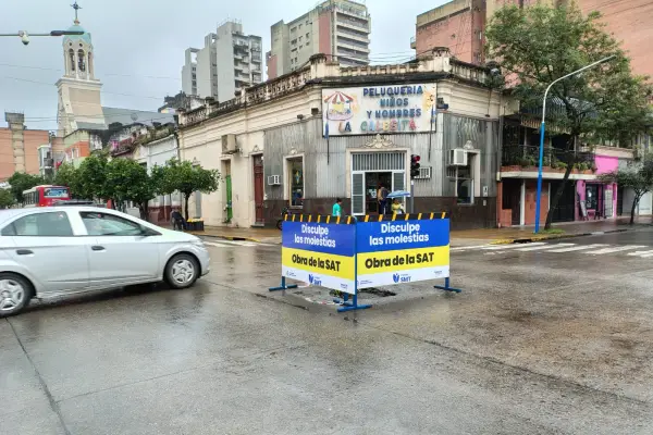 Un concejal streamer, carteles con mensajes y ayuda para el Cottolengo Don Orione