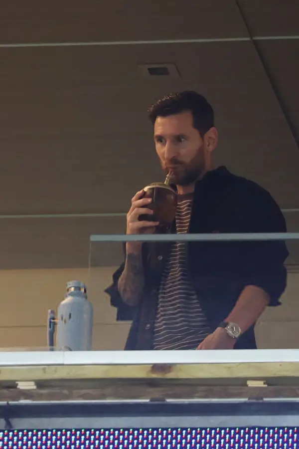Pese a no estar convocado, Lionel Messi siguió el partido de la Selección argentina ante Venezuela desde un palco