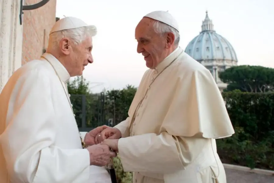 CON SU PREDECESOR. El papa Francisco y el papa emérito Benedicto XVI se reunieron el 23 de marzo de 2013 en Castel Gandolfo.