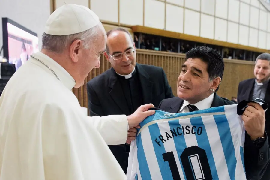 CON EL “DIEZ”. Francisco y Diego Maradona se reunieron en el Vaticano, en septiembre de 2014, mostrándose afecto mutuo y admiración.