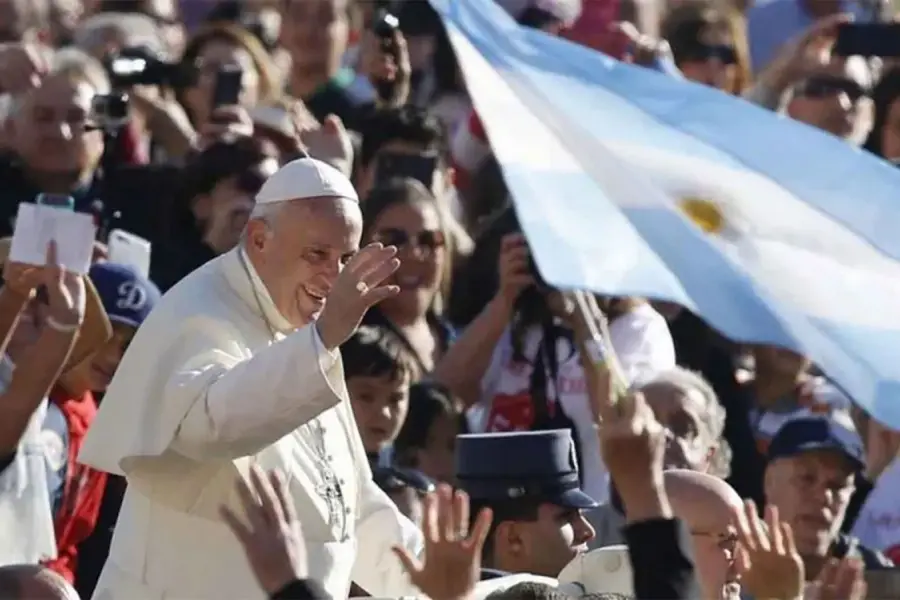 BANDERA ARGENTINA. Cada vez que el Papa efectuaba sus recorridas por la plaza, lo acompañaba alguna enseña celeste y blanca.