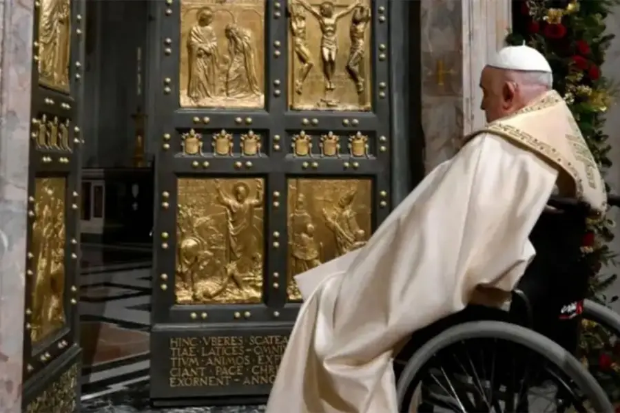 EN SILLA DE RUEDAS. Basílica de San Pedro, abril de 2025: apareció por sorpresa y recorrió el templo para rezar y ver trabajos de restauración.