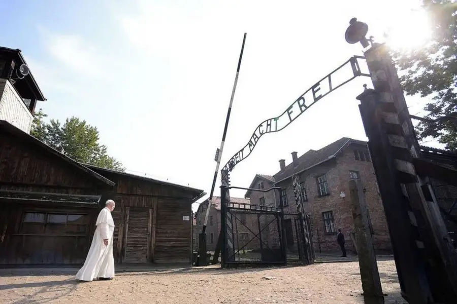 EN AUSCHWITZ-BIRKENAU. En 2016 recorrió el lugar en silencio como gesto de homenaje a las víctimas del Holocausto.