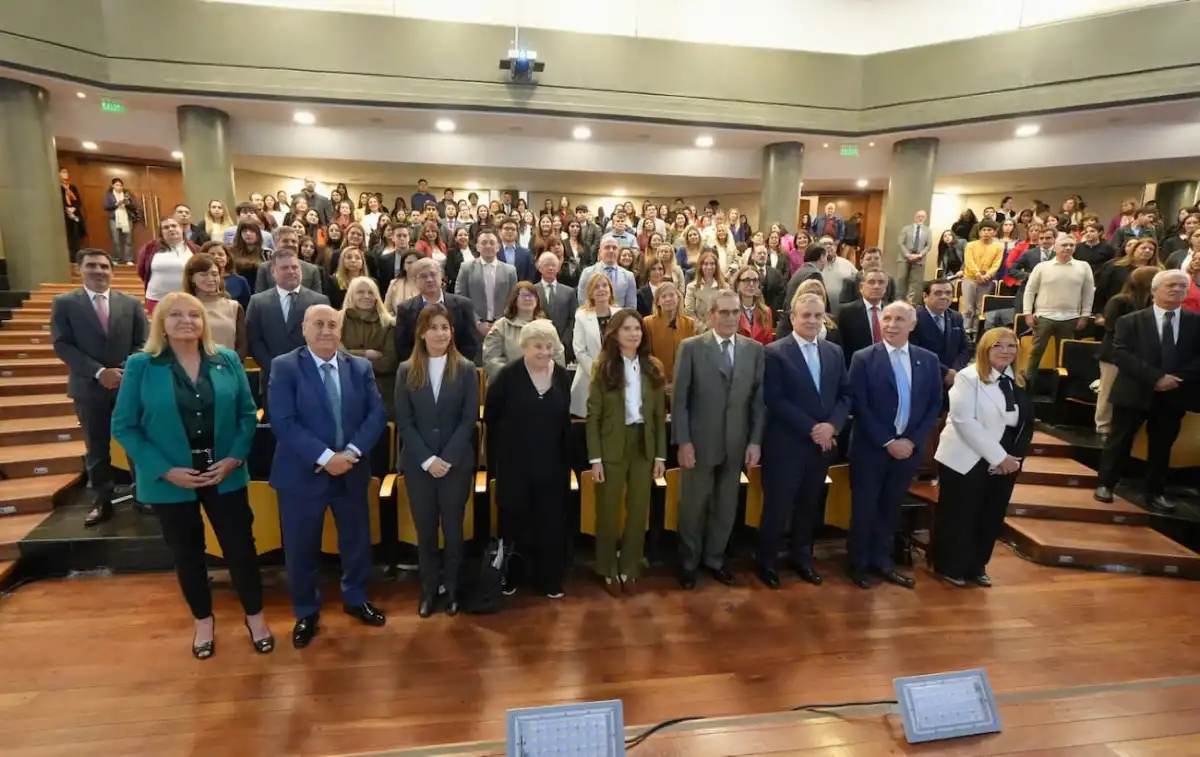 La homenajeada, rodeadas por las autoridades académicas y judiciales. Gentileza CSJT