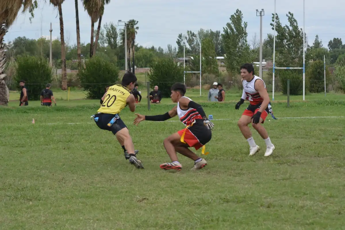 De verlo en películas a crear un equipo: los tucumanos que impulsan el fútbol americano en la provincia