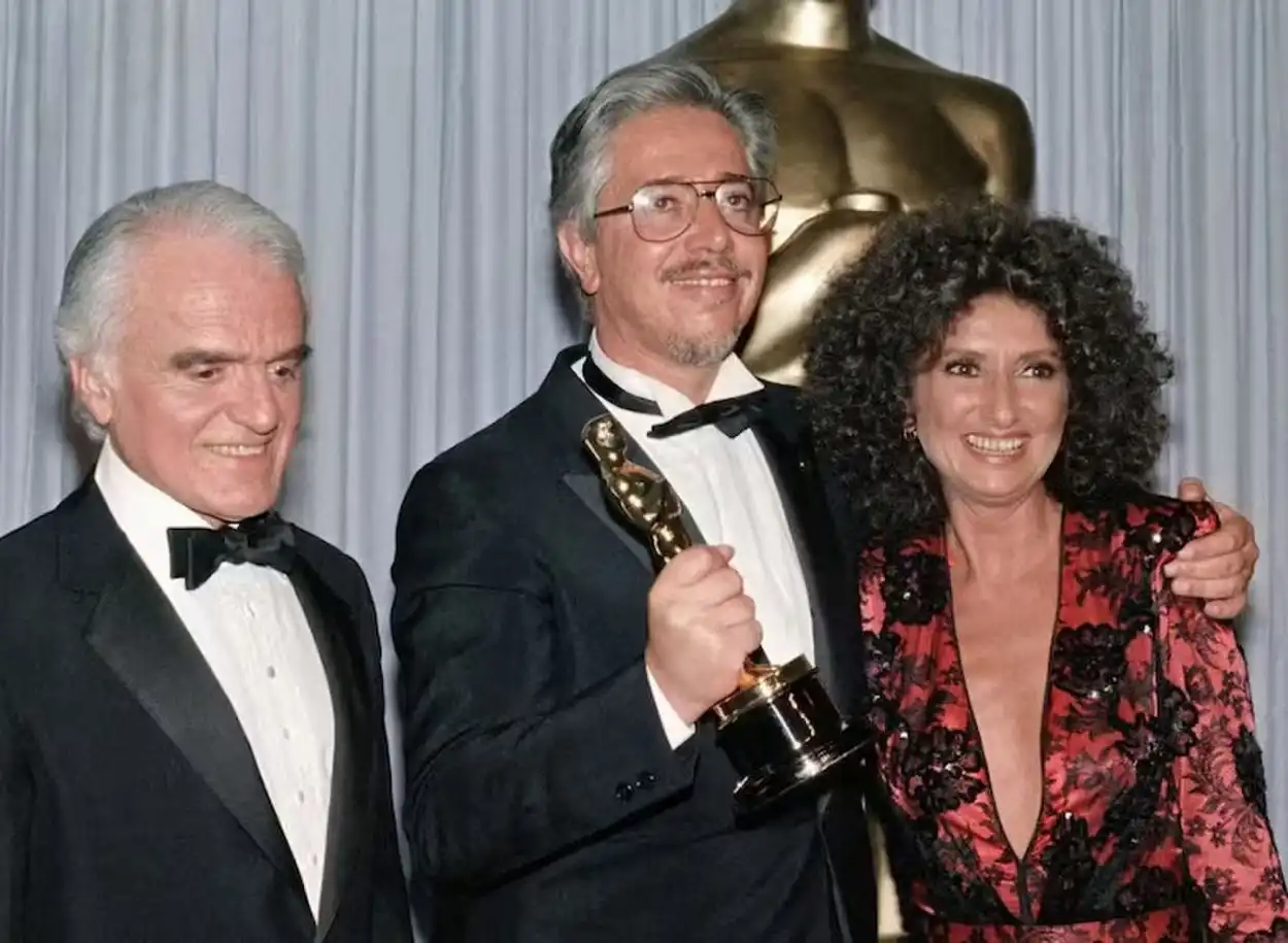 ESTATUILLA. Puenzo y Aleandro -junto con Jack Valenti- con el Oscar.