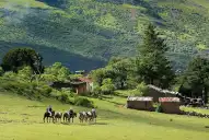 Donde nacen las nubes: el pueblo secreto de 20 casas suspendido en las praderas de altura