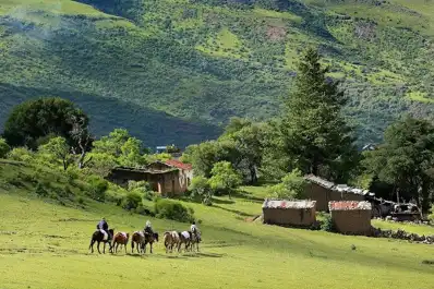 Donde nacen las nubes: el pueblo secreto de 20 casas suspendido en las praderas de altura